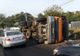 VIDEO:Accident spectaculos la Scorțeni. Un camion încărcat cu fier vechi s-a răsturnat într-o curbă