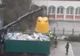 VIDEO: Revoltător! La Onești, oamenii reciclează, iar cei de la salubritate amestecă gunoaiele