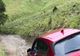 A rămas blocat cu mașina pe un teren accidentat şi a fugit de la faţa locului. Șoferul nu avea permis