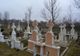 O pacientă lăsată nesupravegheată a fugit din spital și a fost găsită moartă. La înmormântarea femeii, soțul a murit și el, chiar în cimitir