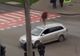 Tânăr aflat sub influența alcoolului, spectacol în mijlocul unei intersecții din Bacău. A oprit traficul și s-a urcat pe mașină ca să citească o carte.